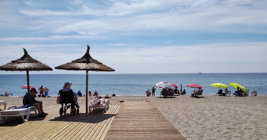 Imagen de una playa con un punto accesible