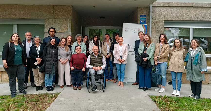 Representantes del Ministerio de Derechos Sociales y Agenda 2030, COGAMI, FEGADACE, ASPACE y AUTISMO Galicia.