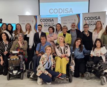 Foto familia de la visita del Ministro de Derechos Sociales a Proyecto RUMBO en Córdoba