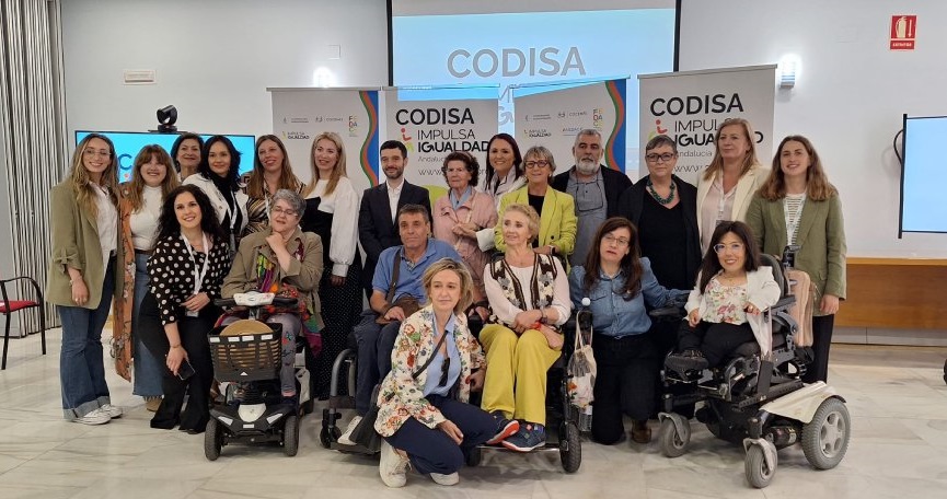 Foto familia de la visita del Ministro de Derechos Sociales a Proyecto RUMBO en Córdoba