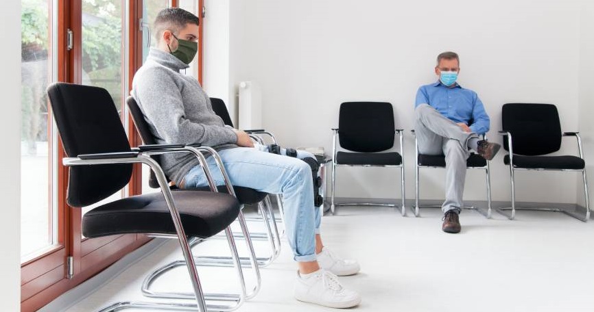 Dos personas esperando en una sala de espera