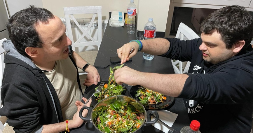 Persona con discapacidad sirviendo una ensalada. Acción enmarcada en proyecto HAVI de COGAMI