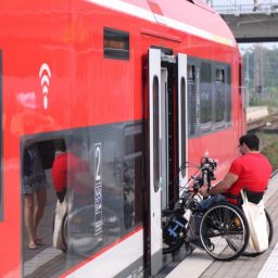 Persona con movilidad reducida accediendo a un tren