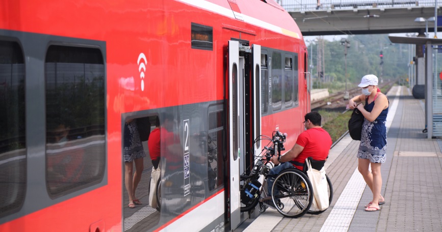 Persona con movilidad reducida accediendo a un tren