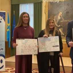 Mónica Oviedo y Ángela Pumariega presentan mapas de rutas accesibles en Gijón