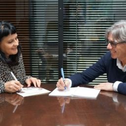 Hombre y mujer en despacho recibiendo orientación laboral en COGAMI