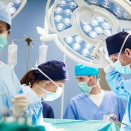 Médicos operando durante un trasplante de órganos en quirófano.