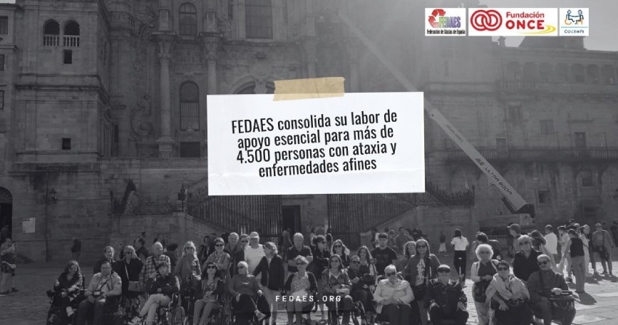 Personas con ataxia en silla de ruedas frente a la Catedral de Santiago bajo el mensaje de apoyo de FEDAES