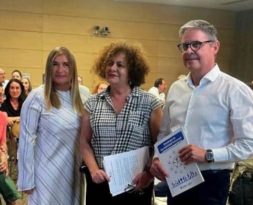 Representantes de COCEMFE Asturias y autoridades durante la presentación de la Estrategia de Accesibilidad Universal del Principado de Asturias 2025–2030.