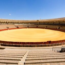 Plaza de toros vacía en Andalucía, asociada a polémica por espectáculos con personas con acondroplasia