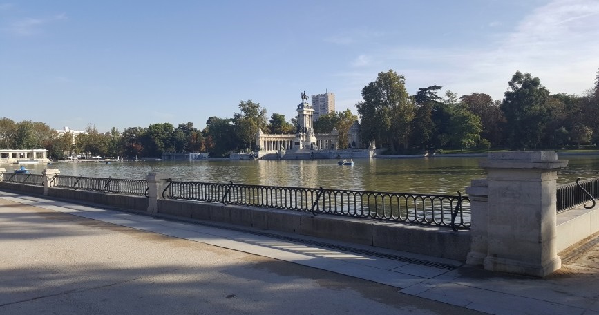 Panorámica del estanque del Retiro en Madrid, donde FAMMA denuncia la falta de señalización accesible y baños adaptados para personas con movilidad reducida.