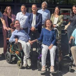 Representantes de ASEM y otras entidades de pacientes posan en el Ministerio de Derechos Sociales tras una reunión sobre el desarrollo de la Ley ELA.