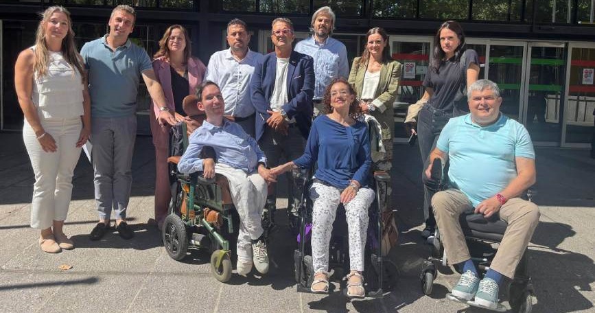 Representantes de ASEM y otras entidades de pacientes posan en el Ministerio de Derechos Sociales tras una reunión sobre el desarrollo de la Ley ELA.