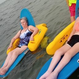 Ocio inclusivo con COCEMFE Alicante y Fundación JCPS. Personas con discapacidad disfrutan de una salida a la playa dentro del programa de ocio inclusivo de COCEMFE Alicante y Fundación JCPS.