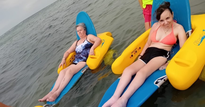 Personas con discapacidad disfrutan de una salida a la playa dentro del programa de ocio inclusivo de COCEMFE Alicante y Fundación JCPS.