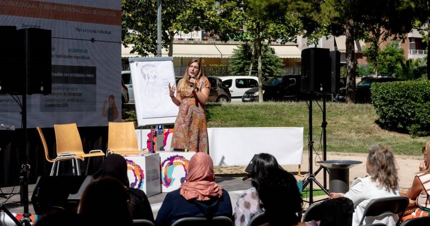 Ponente de COCEMFE durante un taller sobre mujeres con discapacidad en la I Feria de Igualdad de Zaragoza.