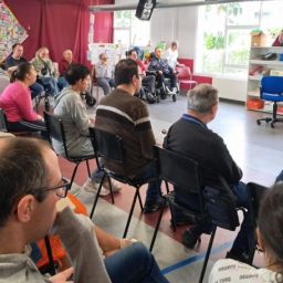 cogami-proyectos-sociales-discapacidad-galicia Personas con discapacidad participan en una actividad inclusiva organizada por COGAMI en un centro de atención diurna en Galicia.