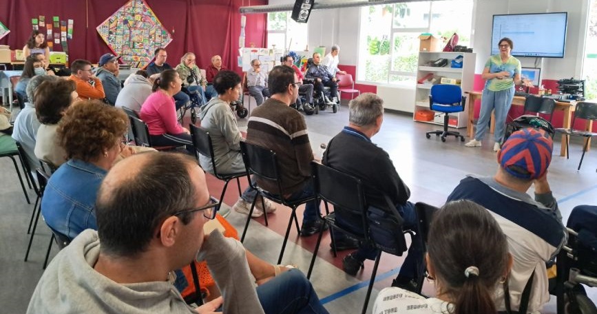 Personas con discapacidad participan en una actividad inclusiva organizada por COGAMI en un centro de atención diurna en Galicia.