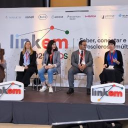 Mesa redonda Link EM 2025 organizada por Esclerosis Múltiple España Expertas y representantes de la comunidad EM debatiendo en la mesa redonda de Link EM 2025 en Barcelona.