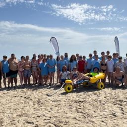 Participantes de la V Jornada Mediterráneo Accesible en la playa del Gurugú Más de 70 personas, incluyendo participantes con discapacidad, familiares y voluntariado, posan en la playa del Gurugú en la V Jornada Mediterráneo Accesible de COCEMFE Castelló y Asbumeca.