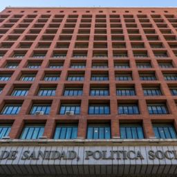 Edificio Ministerio de Sanidad Madrid Fachada del Ministerio de Sanidad en Madrid, donde CONFESQ y EMEA solicitan la inclusión de la Encefalomielitis Miálgica en las políticas de salud.