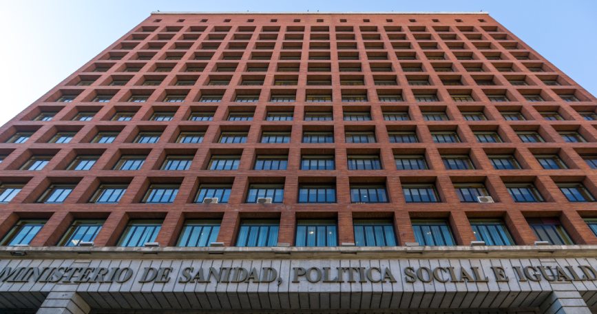 Fachada del Ministerio de Sanidad en Madrid, donde CONFESQ y EMEA solicitan la inclusión de la Encefalomielitis Miálgica en las políticas de salud.