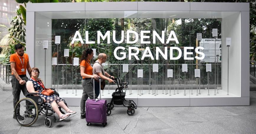 Asistencia Renfe ATENDO en la estación de Atocha: apoyo a viajeros con discapacidad.