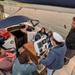 Navegación inclusiva en el velero Laion de COGAMI Participantes con discapacidad a bordo del velero Laion de COGAMI en la ría de Camariñas durante una travesía adaptada.