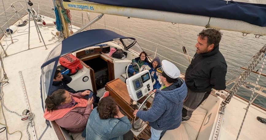 Participantes con discapacidad a bordo del velero Laion de COGAMI en la ría de Camariñas durante una travesía adaptada.
