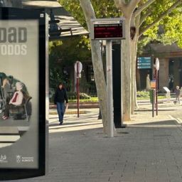Cartel de la campaña “La ciudad es para todos” que promueve la accesibilidad en Albacete.