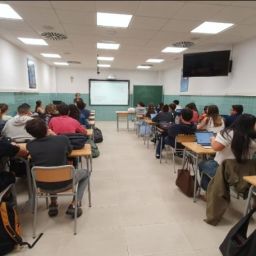 Aula universitaria de la UCV durante la charla de COCEMFE CV sobre accesibilidad y playas inclusivas.