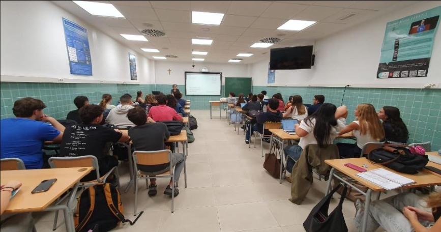 Aula universitaria de la UCV durante la charla de COCEMFE CV sobre accesibilidad y playas inclusivas.