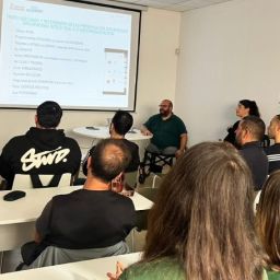 Sesión formativa de COCEMFE CV al personal de les Coves de Sant Josep sobre turismo accesible y atención a personas con discapacidad.