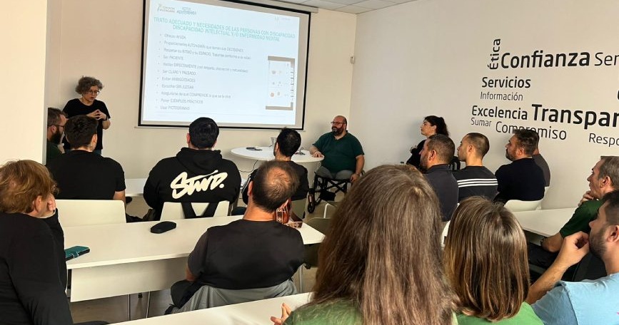 Sesión formativa de COCEMFE CV al personal de les Coves de Sant Josep sobre turismo accesible y atención a personas con discapacidad.