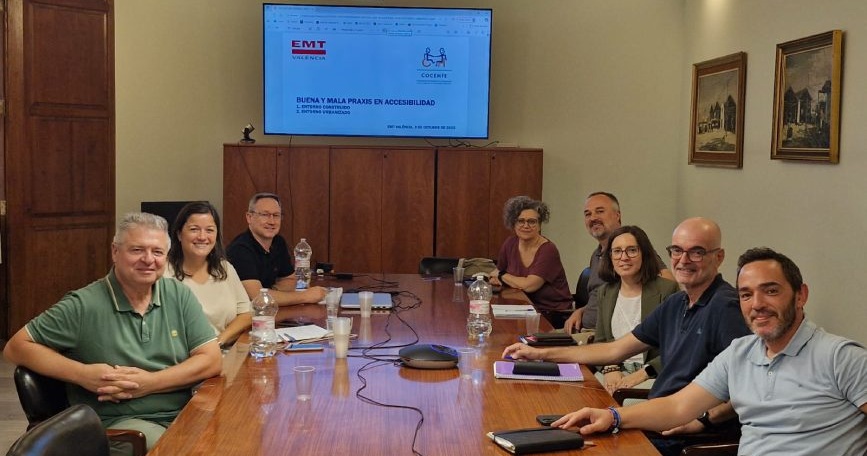 Encuentro entre COCEMFE CV y la EMT de València sobre accesibilidad universal y buenas prácticas en transporte público.