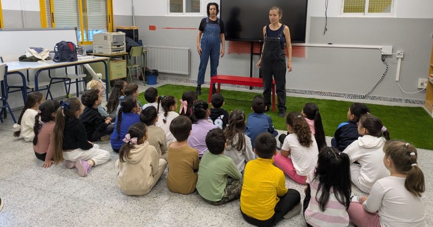 Narradoras de COCEMFE realizan un cuentacuentos sobre igualdad y discapacidad ante alumnado de Primaria en el CEIP Honduras de Madrid.