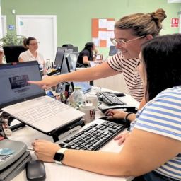 Personal de COCEMFE Alicante colabora en acciones de orientación y apoyo al empleo inclusivo de personas con discapacidad.