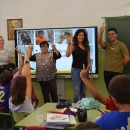 Equipo de FAMDIF/COCEMFE-MURCIA y alumnado del CEIP La Flota durante la Campaña de Sensibilización Escolar 2025/2026.