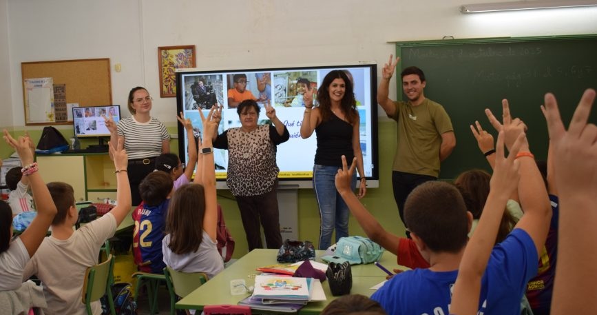 Equipo de FAMDIF/COCEMFE-MURCIA y alumnado del CEIP La Flota durante la Campaña de Sensibilización Escolar 2025/2026.
