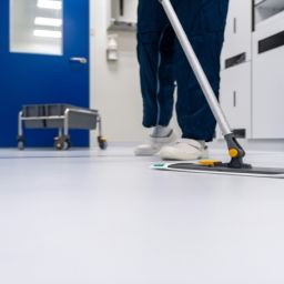 FEKOOR – Itinerario formativo con certificación oficial Persona realizando tareas de limpieza en el marco de la formación certificada de FEKOOR para favorecer la inclusión laboral.