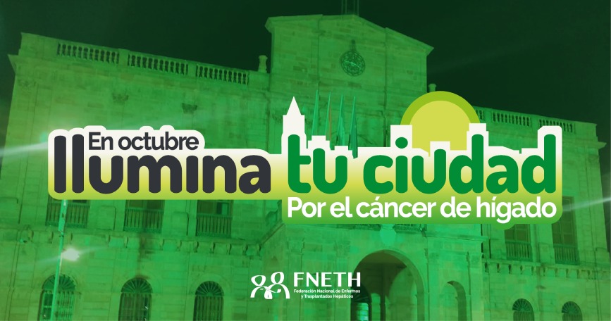 Edificio iluminado de verde con el lema de la campaña de FNETH por el cáncer de hígado.