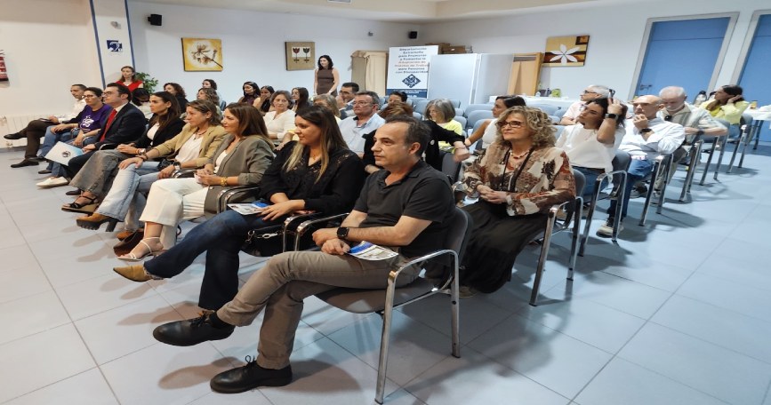 Personas asistentes a la jornada sobre inclusión y accesibilidad organizada por COCEMFE Badajoz en Badajoz.