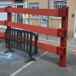 Plaza para personas con discapacidad bloqueada por un vallado de madera durante festejos en Villanueva del Pardillo.