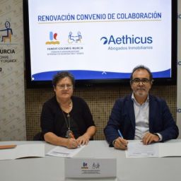 Firma del convenio entre FAMDIF/COCEMFE-MURCIA y Aethicus para ofrecer asesoramiento jurídico en accesibilidad.