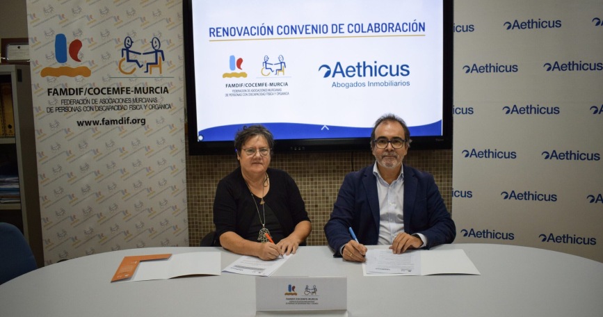 Firma del convenio entre FAMDIF/COCEMFE-MURCIA y Aethicus para ofrecer asesoramiento jurídico en accesibilidad.