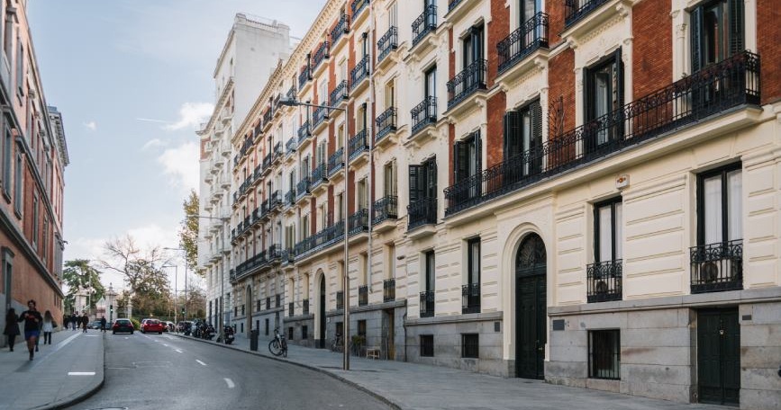 Edificio residencial en una calle urbana que ilustra el entorno del alojamiento temporal ofrecido a personas con enfermedad renal crónica desplazadas.