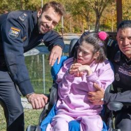 Policía Nacional y AMIFP en acción formativa sobre discapacidad Dos agentes de Policía Nacional posan con una joven usuaria de silla de ruedas en un parque, en una actividad de sensibilización organizada por AMIFP.