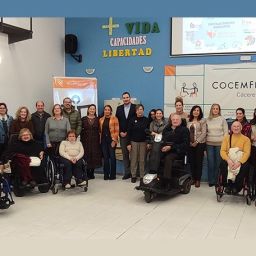Grupo de participantes en la clausura del Proyecto de Fortalecimiento Asociativo de COCEMFE Cáceres posando en una sala del centro.
