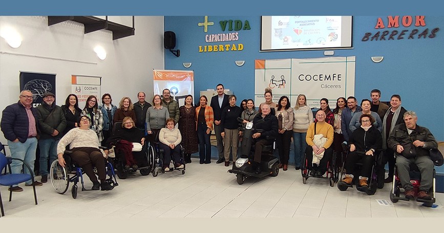 Grupo de participantes en la clausura del Proyecto de Fortalecimiento Asociativo de COCEMFE Cáceres posando en una sala del centro.