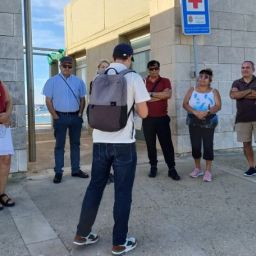 Fam trip turismo accesible COCEMFE Comunitat Valenciana Grupo de profesionales del sector turístico visitando Tabarca y Santa Pola en un fam trip de COCEMFE Comunitat Valenciana sobre turismo accesible.